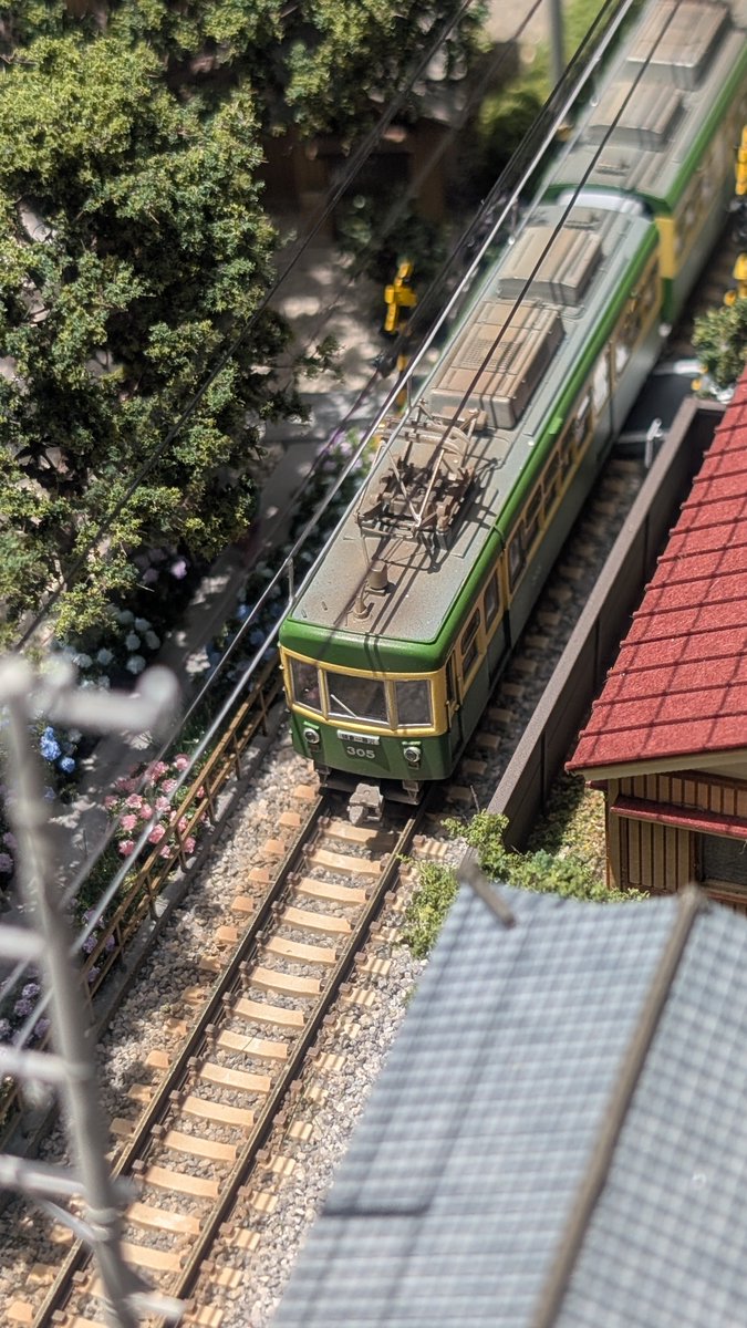 2021Mbf83102's tweet photo. 建物は梅桜堂さんやミニチュア工房さん、さんけいさんのペーパーキットを使用しています。組立が必要なので制作に時間がかかりますが、プラスチック製品に比べてシャープな仕上がりなので、リアルさが増します https://t.co/kVhQg00rzM