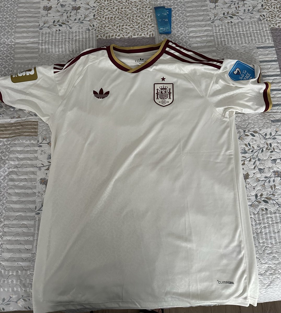 MoiLeiva's tweet photo. Regalo de @cuatropicas por haber conquistado la Liga Mercado 📈. Muchas gracias por este detalle. Ahora a por la temporada 2026/2027. https://t.co/E7N5eCBR9k