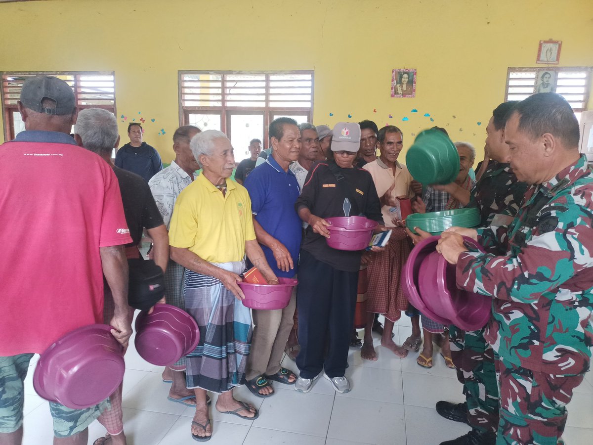 1605Kodim's tweet photo. KODIM 1605/BELU, Mempererat tali silaturahmi sekaligus mendorong kebersamaan dengan masyarakat, Satgas TMMD 129 Kodim 1605/Belu membagikan bantuan alat perabotan rumah tangga kepada warga usai kegiatan penyuluhan wasbang pada giat non fisik. https://t.co/AZQSXUuJoX