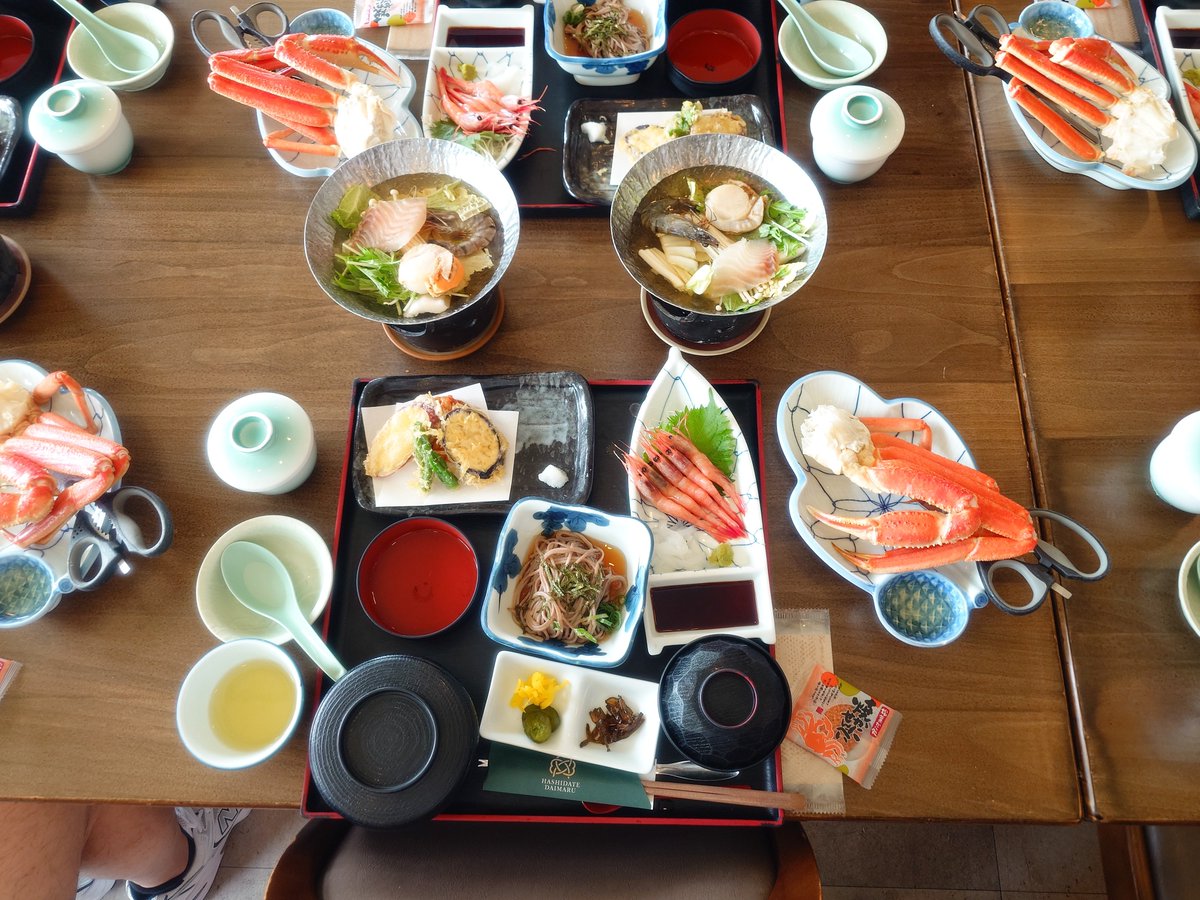 TerryLin0613's tweet photo. 大阪行Day2
導遊不知道在趕三小朋友.....午餐只吃30分鐘還要等火滾還要剝螃蟹真的悲劇，趕上船後終於鬆口氣，這邊的海鷗跟老鷹超屌，空中的海中的只要是蝦味先通通都吃掉！很棒的體驗誒 https://t.co/bsvS8YgYyu