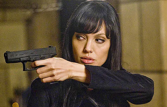 MediaGluttonyX's tweet photo. No female actress will do gunslinger action like Angelina jolie, she owned this genre in 2000s

#angelinajolie https://t.co/10p7wTO6P6