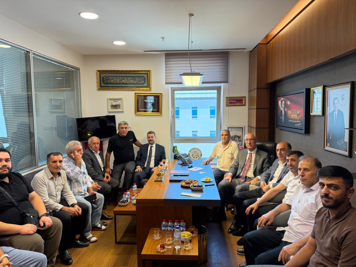 FeyziBerdibek1's tweet photo. 📍TBMM

Nazik ziyaretleri ve hoş sohbetleri için kıymetli hemşehrilerime teşekkür eder, birlik ve beraberliğimizin daim olmasını dilerim.
Sağ olsunlar… https://t.co/pJHuhsRsHz