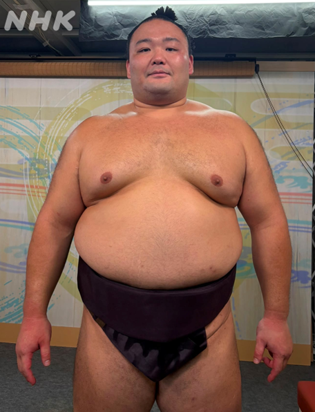 NhkSumo's tweet photo. #朝乃山 ご当所で勝ち越し⭐

富山出身・朝乃山
ご当所の名古屋場所で勝ち越し！

「土俵入りでもらった声援や拍手を力に変えた」
インタビューは↓
https://t.co/6zJqs0UW8o

盤石の四つ相撲を見せた取組は↓
https://t.co/7lm2g5Wcrx https://t.co/TTjWORquwz