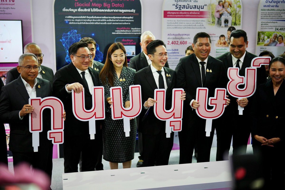jamornvivat's tweet photo. ช่วงบ่าย ผมได้มาร่วมงาน ‘THAILAND² ยกกำลังประเทศไทย ยกระดับทุนมนุษย์’ ที่มหาวิทยาลัยเกษตรศาสตร์ครับ 

โดยงานนี้เป็นความร่วมมือของ 5 กระทรวงใหญ่ด้านทุนมนุษย์ ได้แก่ กระทรวงการอุดมศึกษา วิทยาศาสตร์ วิจัย และนวัตกรรม กระทรวงการพัฒนาสังคมและความมั่นคงของมนุษย์ กระทรวงศึกษาธิการ กระทรวงเกษตรและสหกรณ์ และกระทรวงแรงงาน

ตลอดระยะเวลา 90 วันที่ผ่านมา ทางกระทรวงแรงงานได้เดินหน้าทำงานอย่างต่อเนื่องเพื่อเป้าหมายในการยกระดับคุณภาพชีวิตของพี่น้องแรงงานไทยผ่านการขับเคลื่อนนโยบายใน 4 ด้านหลัก ได้แก่

📍 การพัฒนาทักษะอาชีพแห่งอนาคต ผ่านโครงการ ‘เรียนได้งบ จบได้งาน’ และหลักสูตรการ Upskill และ Reskill ในอุตสาหกรรมเป้าหมาย

📍 การคุ้มครองสิทธิและยกระดับคุณภาพชีวิตแรงงานผ่านการปรับอัตราค่าจ้างตามมาตรฐานฝีมือแรงงาน การผลักดันข้อตกลงในด้านสิทธิร่วมกับองค์การระหว่างประเทศ รวมถึงการผลักดันการคุ้มครองสิทธิของแรงงานในกลุ่มอาชีพอิสระ

📍 การบริหารจัดการตลาดแรงงานเชิงรุกผ่านการเจรจาความตกลงร่วมกับต่างชาติและองค์กรภาคีที่สำคัญ รวมถึงการจัดมหกรรมนัดพบแรงงาน (Job fair) ในภูมิภาค

📍 การปฏิรูปประกันสังคมผ่านการผลักดันการเลือกตั้ง รวมถึงการยกระดับสิทธิประโยชน์ในด้านต่างๆ ให้กับผู้ประกันตน

ผมเชื่อมั่นว่าการจัดงานในครั้งนี้จะเป็นหมุดหมายสำคัญของการเปลี่ยนแปลงครั้งยิ่งใหญ่ในการปรับเปลี่ยนวิธีคิด วิธีการทำงาน ผ่านความร่วมมือของ 5 กระทรวงที่เชื่อมั่นในศักยภาพของคนไทยและเห็นถึงความสำคัญของการลงทุนใน ‘ทรัพยากรมนุษย์’ เพื่อวางรากฐานไปสู่จุดหมายในการสร้างเครื่องยนต์เศรษฐกิจใหม่ หรือ New growth engine และร่วมกันนำพาประเทศไทยก้าวสู่อนาคตอย่างมั่นคงแข็งแรงครับ

#จุลพันธ์อมรวิวัฒน์ #หนิมจุลพันธ์ #หัวหน้าพรรคเพื่อไทย #รัฐมนตรีว่าการกระทรวงแรงงาน #ทุนมนุษย์