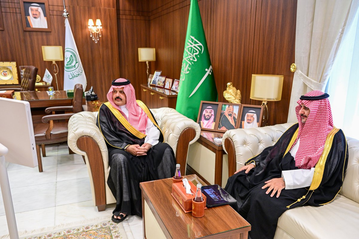 emara_hail's tweet photo. سمو #أمير_منطقة_حائل يستقبل رئيس مجلس إدارة غرفة حائل أ.نايف بن عبدالكريم الجميل، ويطّلع سموه على خارطة الطريق لمبادرات وفعاليات الغرفة خلال الفترة القادمة، منوهًا سموه بأهمية المبادرات التي تعزز البيئة الاستثمارية، وتدعم قطاع الأعمال في المنطقة. https://t.co/pBH3fmSrQf