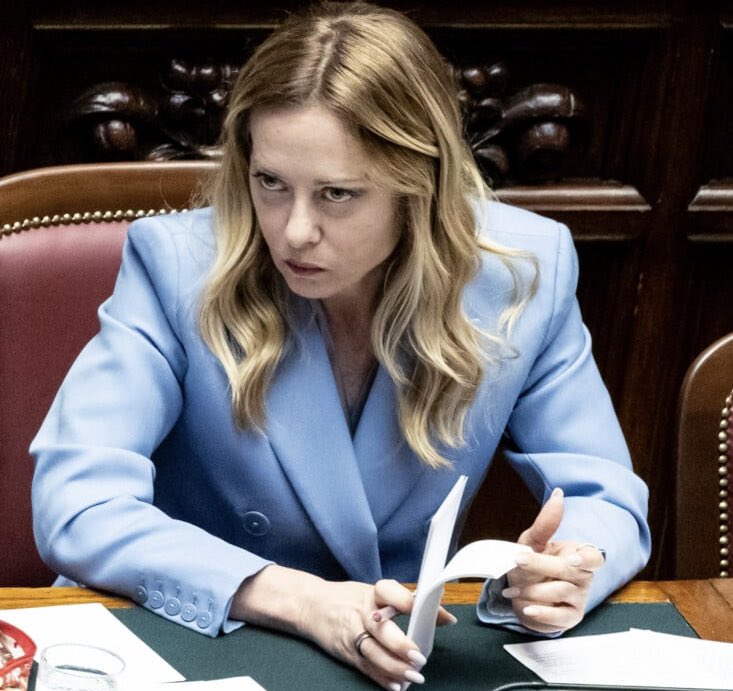 smenichini's tweet photo. La presidente del consiglio conosce la storia d’Italia. 
E siccome ora la responsabilità di ciò che accade ricade innanzi tutto su di lei, deve decidere. 

Permetterà che l’ultimo anno di legislatura sia segnato da una #strategiadellatensione che alzi il livello di allarme e sia la causa di episodi di violenza d’ogni tipo: violenza di strada, violenza di bande giovanili, violenza privata, violenza di Stato?

Tutto questo nel calcolo che qualcuno poi alle elezioni se ne avvantaggi?

La sua esperienza di governo si chiuderebbe in un panorama di lutti, tra le macerie della convivenza civile.

Ovviamente non dipende solo da @GiorgiaMeloni, ma dipende molto da lei e dai segnali che vorrà lanciare.