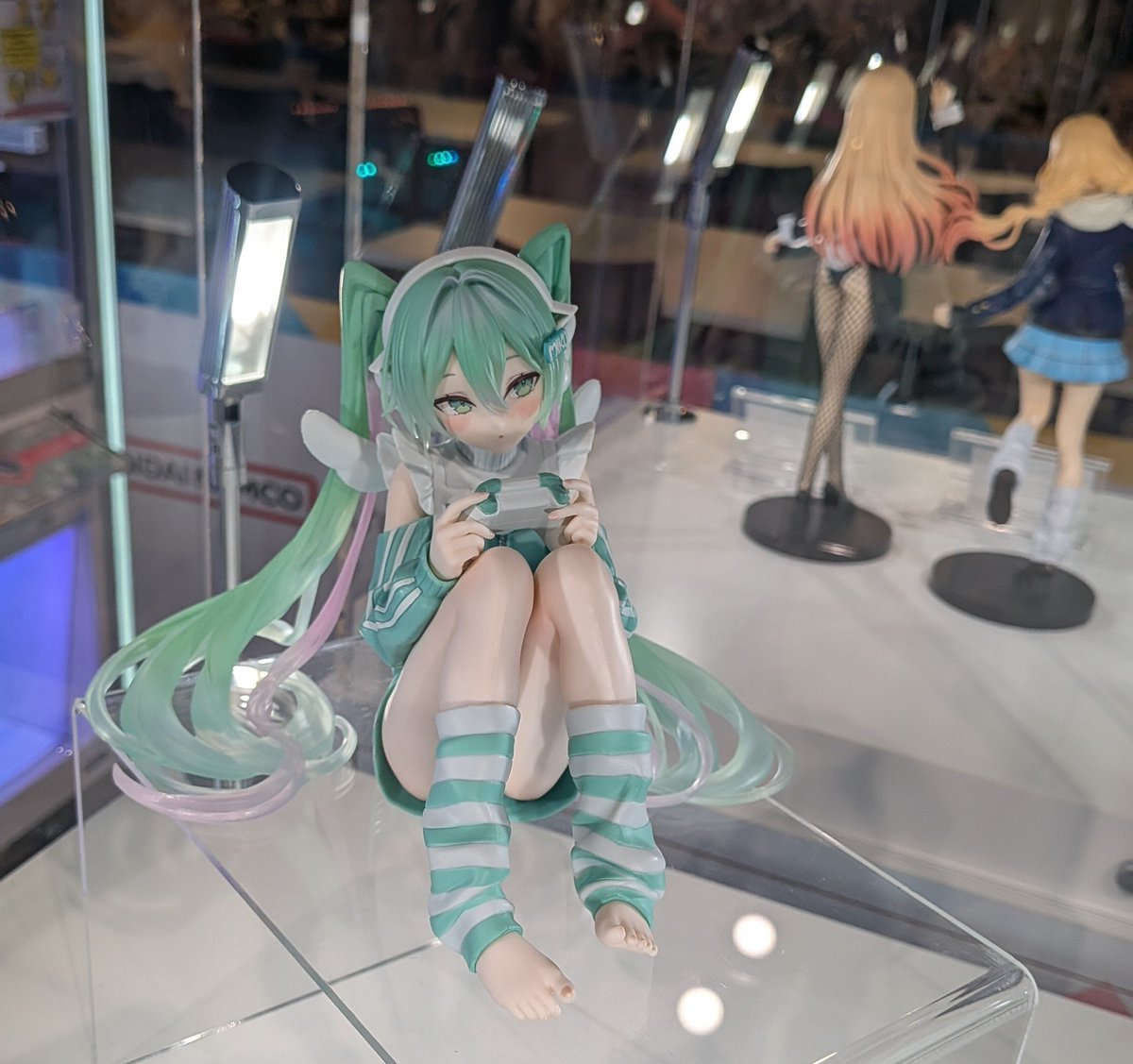 guernicass4's tweet photo. 初音ミク Holiday Memories-ゲーム-

7月22日登場プライズ

CrossStore東京にて展示中！

ゲームモチーフデザインでrurudo氏が描き起こしたイラストをフィギュア化して明日登場！ https://t.co/8QanqwQVlh