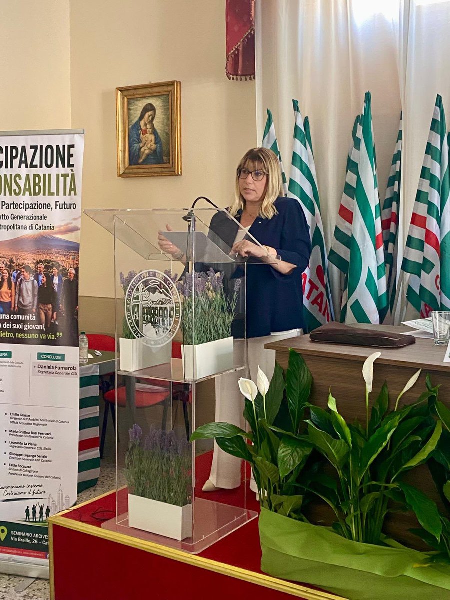 CislNazionale's tweet photo. #DanielaFumarola conclude iniziativa della @cislcatania: «Giovani, lavoro, democrazia economica, futuro non sono parole astratte: sono semi da coltivare nel disegno organico di un Patto sociale e generazionale. Questo vuol dire, per noi, partecipazione. La partecipazione comincia quando si riconosce alle persone la possibilità reale di incidere. I giovani si allontanano da ciò che è lento, autoreferenziale e incapace di risolvere i problemi concreti, mentre si avvicinano quando trovano luoghi aperti e relazioni credibili. Per questo il percorso avviato dalla Cisl Catania è prezioso: costruire un tavolo di confronto stabile significa cambiare il metodo con cui un territorio decide e progetta il proprio futuro».

 #Cisl #Catania #Giovani #Partecipazione #PattoGenerazionale