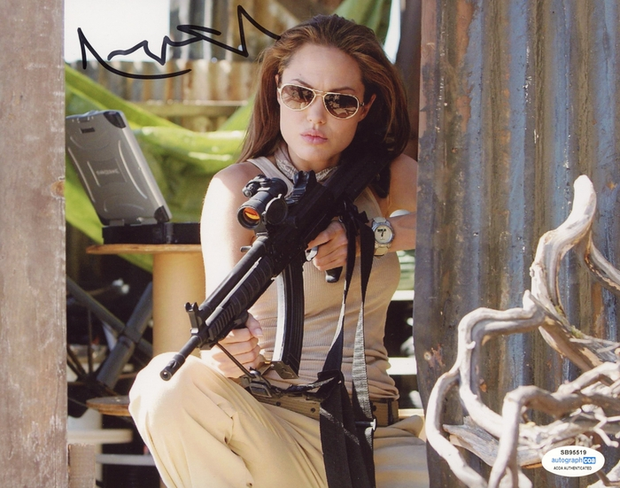 MediaGluttonyX's tweet photo. No female actress will do gunslinger action like Angelina jolie, she owned this genre in 2000s

#angelinajolie https://t.co/10p7wTO6P6