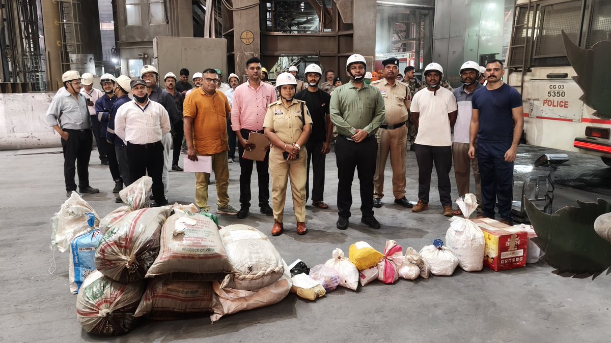 Balodpolice's tweet photo. 🔷 *नार्कोटिक्स एक्ट के तहत बड़ी कार्रवाई – जप्त मादक पदार्थों का विधिवत् नष्टीकरण*

🔷 *17 प्रकरणों में ₹29,52,275 मूल्य के गांजा व नशीली दवाइयों का किया गया नष्टीकरण*

🔷 *जिला स्तरीय समिति की निगरानी में पारदर्शी प्रक्रिया से संपन्न हुई कार्यवाही*

    पुलिस मुख्यालय, छत्तीसगढ़ के आदेशानुसार पुलिस अधीक्षक *श्री किरण गंगाराम चव्हाण* बालोद के मार्गदर्शन में जिले में जप्त मादक पदार्थों के सुरक्षित एवं विधिवत् नष्टीकरण हेतु जिला स्तरीय औषधि निपटान समिति का गठन किया गया है। उक्त समिति के निर्देशन में दिनांक 21.07.2026 को एक महत्वपूर्ण एवं प्रभावी कार्यवाही करते हुए नार्कोटिक्स एक्ट के तहत जप्त मादक पदार्थों का नष्टीकरण किया गया।

💼 इस कार्यवाही में धारा 20-बी एनडीपीएस एक्ट के अंतर्गत कुल 17 प्रकरणों में जप्त मादक पदार्थों का निपटान किया गया, जिसमें कुल 227.155 किलोग्राम गांजा एवं नशीली दवाइयों में 12,000 टेबलेट्स एवं 2,880 कैप्सूल्स (कुल 14,880 नग) शामिल हैं। इन जप्त मादक पदार्थों की कुल अनुमानित कीमत ₹29,52,275 है।

🏭 नष्टीकरण की यह संपूर्ण प्रक्रिया जिला दुर्ग अंतर्गत थाना भिलाई भट्टी क्षेत्र स्थित भिलाई इस्पात संयंत्र के एसएमएस-3 यूनिट के भरमीकरण यंत्र में विधिवत् जलाकर संपन्न की गई।

👮‍♂️ इस महत्वपूर्ण कार्यवाही का नेतृत्व समिति के अध्यक्ष *श्री किरण गंगाराम चव्हाण*, पुलिस अधीक्षक, जिला बालोद (छ.ग.) द्वारा किया गया। उनके साथ समिति की सदस्य *श्रीमती मोनिका ठाकुर*, अतिरिक्त पुलिस अधीक्षक, जिला बालोद तथा *श्री पलक नंद*, जिला आबकारी अधिकारी सहित अन्य सदस्यों एवं पंचों की उपस्थिति में पूरी प्रक्रिया पारदर्शिता एवं विधिक प्रावधानों के अनुरूप संपन्न हुई।

🎯 *मुख्य उपलब्धि एवं संदेश:*

🚫 अवैध मादक पदार्थों के विरुद्ध बालोद पुलिस की सख्त एवं निरंतर कार्रवाई

⚖️ न्यायालयीन प्रक्रिया के अनुरूप सुरक्षित नष्टीकरण सुनिश्चित

🌱 समाज को नशामुक्त बनाने की दिशा में प्रभावी कदम

🔍 पारदर्शी एवं जवाबदेह पुलिस कार्यप्रणाली का प्रदर्शन

📢 बालोद पुलिस आमजन से अपील करती है कि नशे के विरुद्ध अभियान में सहयोग करें एवं किसी भी अवैध गतिविधि की सूचना तत्काल पुलिस को दें।

– *बालोद पुलिस*🚔