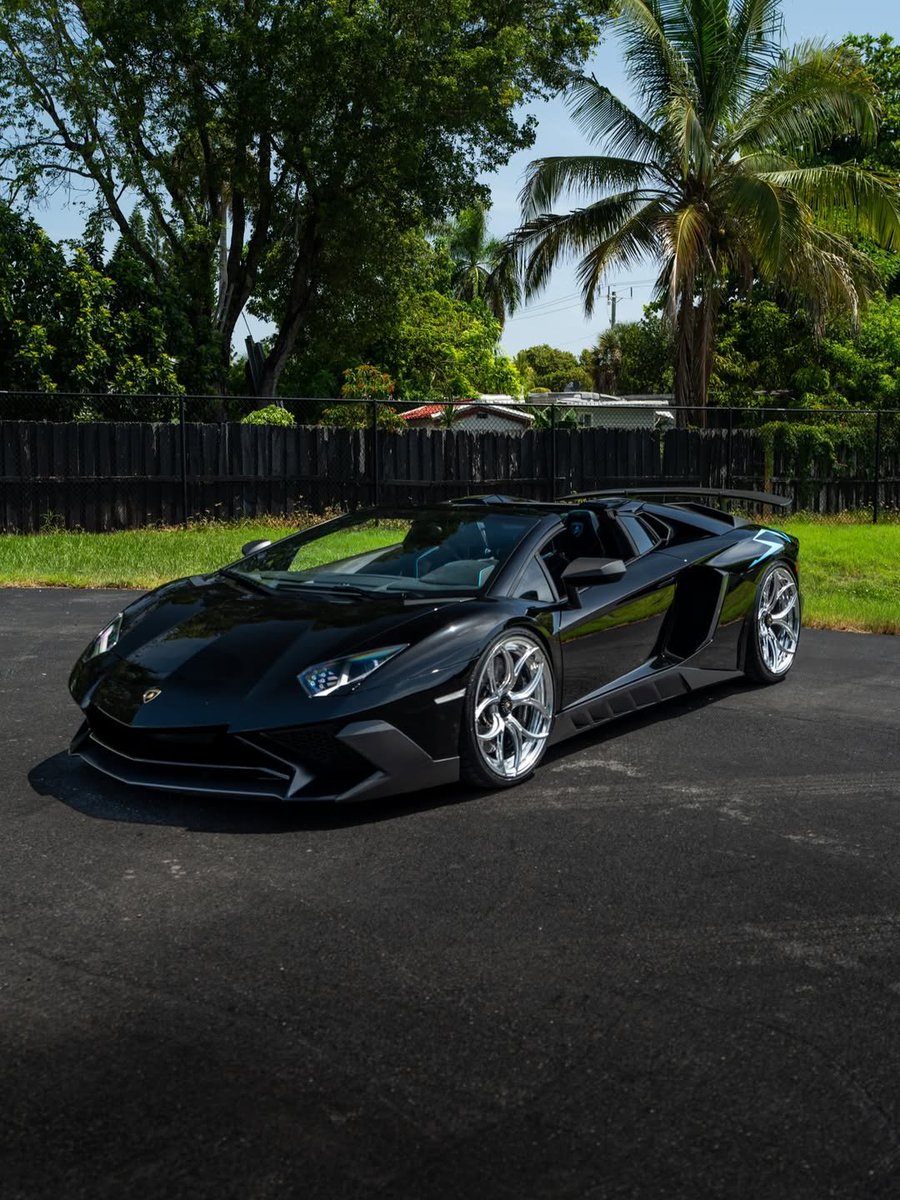 Bigmovetv's tweet photo. Lamborghini Aventador SV Roadster https://t.co/zLBtd5Qgfg
