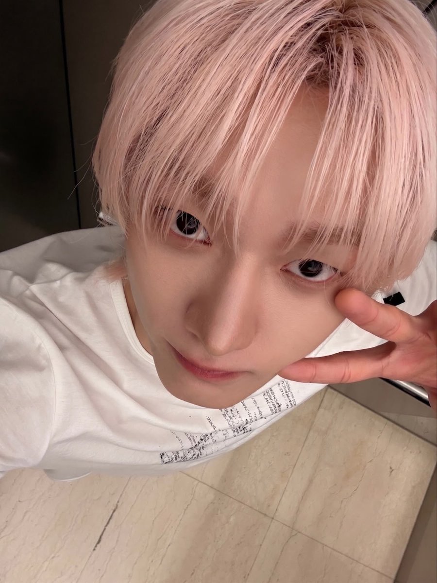 shyuux9's tweet photo. 콘서트를 위해 폰을 바꿧어효…ㅎ
엉호의 모공까지 찍혔으면🩷🩷🩷 https://t.co/34cURPRu9Y