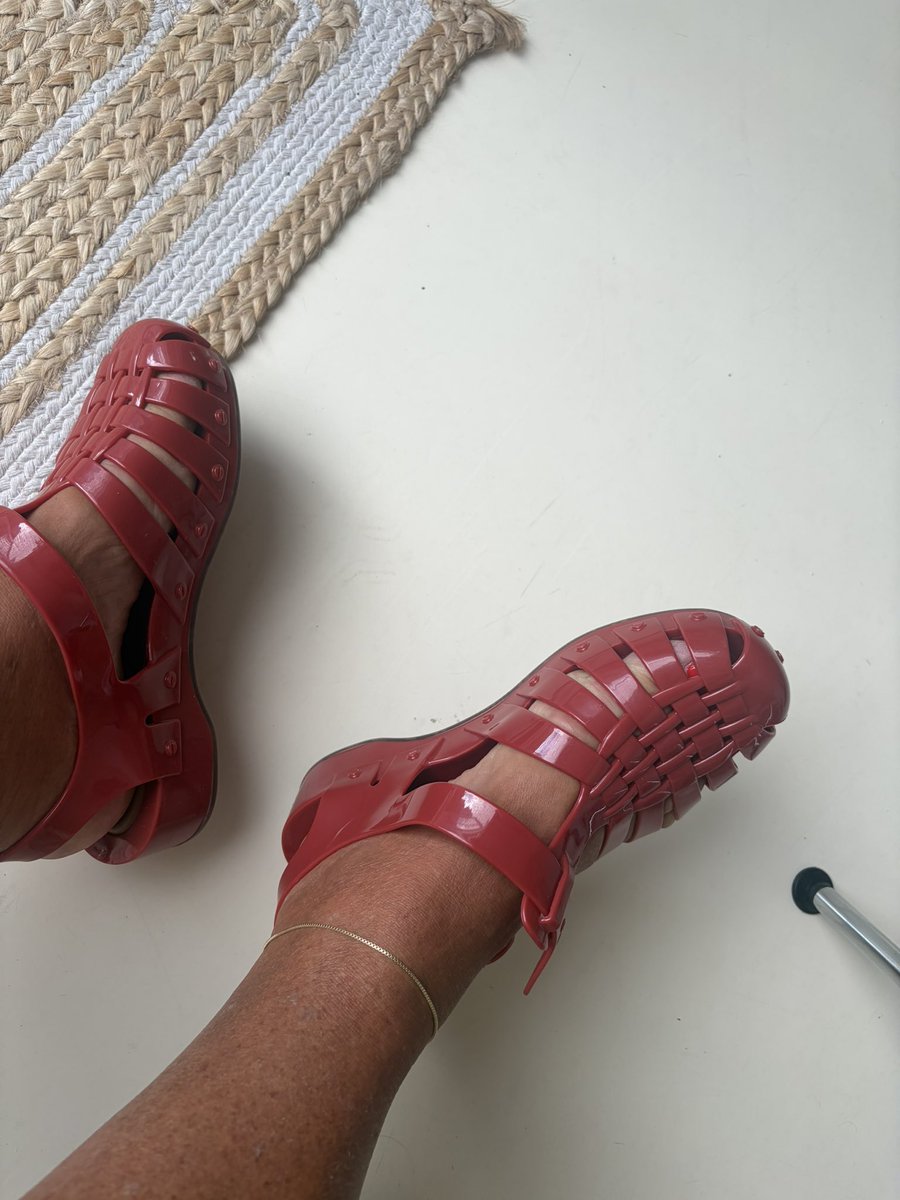 klusjesmanIAM's tweet photo. Oldskool plastic waterschoenen #scholl Het lijkt de Europoort wel. #geur https://t.co/dJssdCG5pL