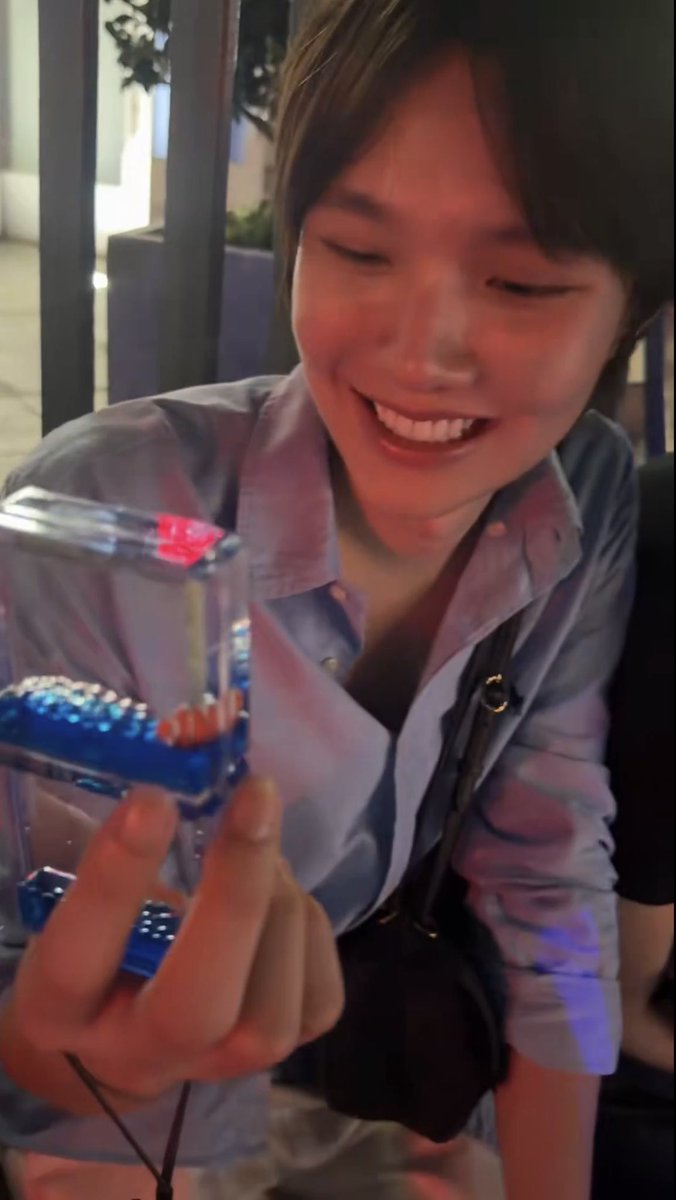 13anana_ME's tweet photo. ((( เขียวเฉด #.00FF00  ปกตินี่รู้สึกว่าการที่น้องเป็นคนในแสง ต้องมีภาพลักษณ์มีการวางตัวอยู่ประมาณนึง ซึ่งน้องทำได้ดีแล้ว แต่คลิปนี้เป็นคลิปที่เราชอบมาก เพราะได้เห็นน้องในภาพเคลื่อนไหวที่ดูธรรมดาที่สุดคลิปนึง แววตาที่ไม่ต้องคิดอะไร มองโฟกัสกับแค่สิ่งที่อยู่ตรงหน้า ยิ้มกว้างเท่าที่รู้สึก มือได้สัมผัสของขวัญที่มีคนตั้งใจซื้อให้ ได้นั่งอยู่ท่ามกลางคนที่รักและเอ็นดูกันมากขนาดนี้ ทั้งคนถ่ายคลิป คนชวนพูดชวนคุย รวมถึงคนที่นั่งข้างๆด้วย เป็นความธรรมดาที่ทำให้เรามีน้ำตา ยิ่งฟังเสียง น้องมีความสุขกับสิ่งเล็กๆ — เป็นเรื่องที่มั่นใจว่าทุกคนรู้แต่ไม่ใช่ว่าทุกคนจะทำได้ ทั้งๆที่ก็ไม่ใช่เรื่องยาก — จากบริบทคือน้องอาจจะไม่ได้แสดงออกถึงสิ่งนี้มาซักพักจนคนใกล้ชิดทักขึ้นมา เหมือนเราได้ยินการคอนเฟิร์มว่าน้องกำลังมีความสุขจากตัวเอง เป็นสิ่งที่ล้ำค่าที่สุดสำหรับคนเป็นแฟนคลับเลยรู้มั้ย เพราะพรข้อเดียวที่เราอยากขอเพื่อคนที่เรารัก คือให้คุณมีความสุขมากเท่าที่คุณสามารถมีได้เลย )))