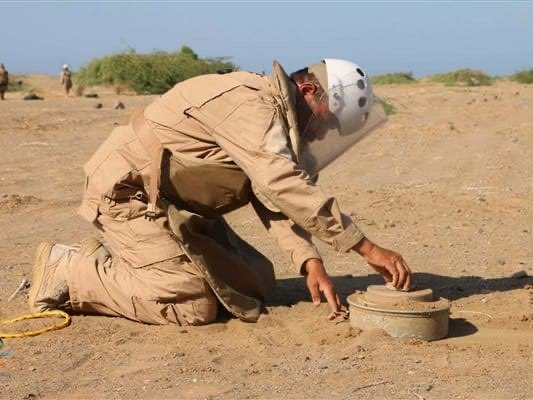 RaF3mri's tweet photo. مركز الملك سلمان للإغاثة ينزع خلال أسبوع واحد فقط 1786 لغم عبر مشروع "مسام" في اليمن.

ولا تزال مليشيا الحوثي الإرهابية تحاول قتل الشعب اليمني! https://t.co/HG9BlF7wmH