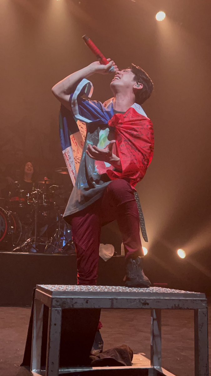 ONEOKROCKFR's tweet photo. Il y a 3 ans, le tournée européenne de Luxury Disease prenait fin, avec 9 dates en Europe et pas moins de 3 concerts en France ❤️‍🔥

Partage-nous ton moment préféré de la tournée en commentaires 👇🏻👇🏻 https://t.co/4lyNfDMwFo