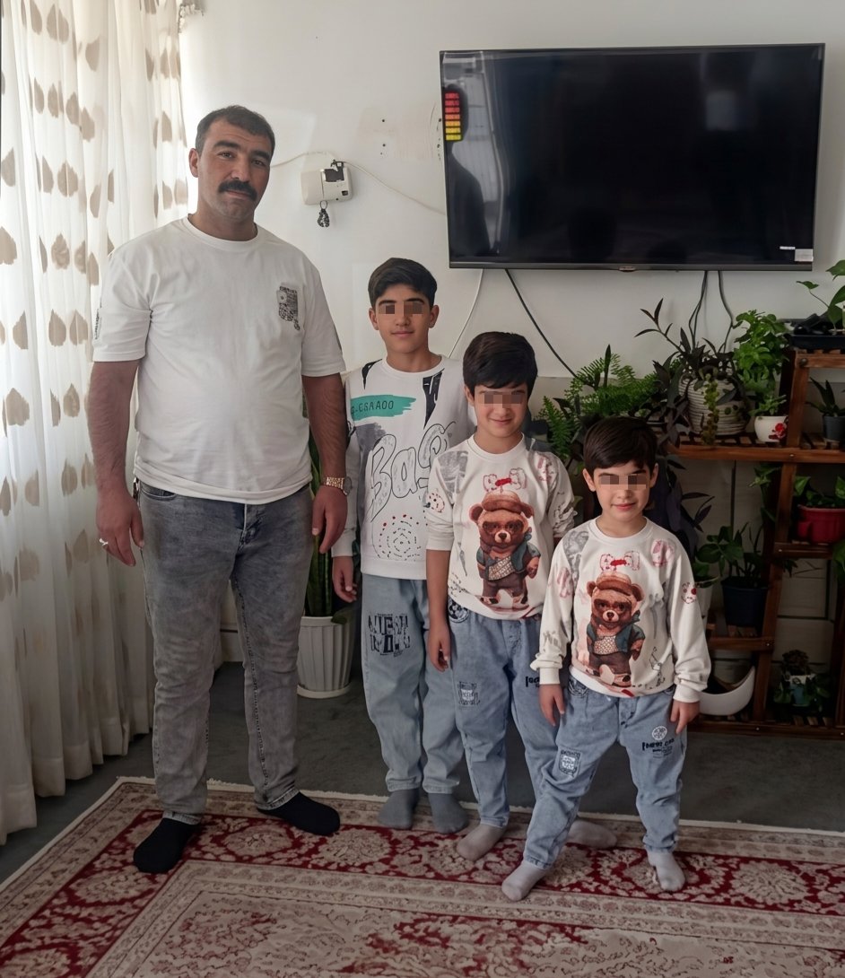 Immortalless's tweet photo. میوه‌فروشی بود که به خوش‌نامی و احترام میان مردم شهرش شناخته می‌شد؛ ۳۶ ساله و پدر سه کودک.

جمهوری اسلامی، جاویدنام #نادر_کریمی را روز ۱۹ دی در همایون‌شهر اصفهان کشت. https://t.co/lhAS6hAciq