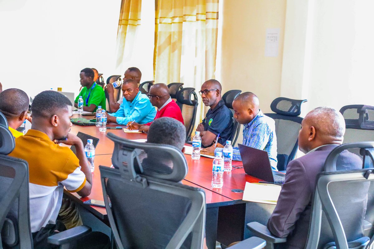 GakenkeDistrict's tweet photo. Early Today, the Vice Mayor in charge of Economic Development, @AimeNiyonsenga chaired a stakeholders’ consultation and public awareness meeting on the riverbank restoration project involving bamboo planting along rivers in the Nyabarongo catchment area.
The project, implemented by Eco Planet Rwanda Ltd through the Rwanda Water Resources Board (RWB), will restore riverbanks through bamboo planting across 81.47 hectares in nine sectors, contributing to environmental protection, job creation, and the reduction of greenhouse gas emissions.

Gakenke District reaffirmed its commitment to supporting the implementation of this initiative, which aims to promote sustainable natural resource management and strengthen efforts to address climate change.

==============================

Uyu munsi Umuyobozi w’Akarere Wungirije ushinzwe Iterambere ry’Ubukungu, @AimeNiyonsenga yayoboye inama yo kurebera hmwe umushinga wo gutera imigano ku nkengero z’imigezi yo mu cyogogo cya Nyabarongo, uzashyirwa mu bikorwa na Eco Planet Rwanda Ltd ku bufatanye n'Ikigo cy'Igihugu gishinzwe Umutungo Kamere w'Amazi (RWB).
Binyuze muri uyu mushinga hazaterwa imigano kuri hegitari 81.47 mu Mirenge 9, ukazagira uruhare mu kubungabunga ibidukikije, guhanga imirimo no kugabanya imyuka ihumanya ikirere.
Ubuyobozi bw’Akarere bwijeje ubufatanye mu ishyirwa mu bikorwa ry’uyu mushinga ugamije guteza imbere imiyoborere myiza y’umutungo kamere no guhangana n’imihindagurikire y’ikirere.