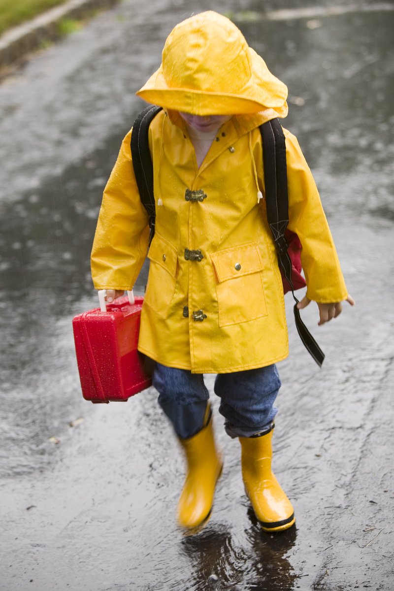 soon6104's tweet photo. Stranger helped me pick up all my spilled groceries in the rain today—no need for words, just warm hands and a smile. Small wins make big days brighter. https://t.co/fha4D4w0Ji