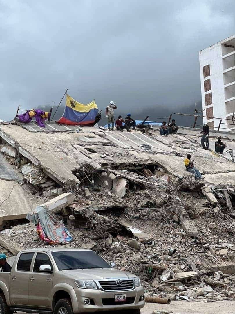Bitacora58news's tweet photo. No abandonemos a La Guaira.

Ante el abandono del regimen La Guaira neceista de todos los venezolanos.

Se sigue necesitando ayuda, máquinas, voluntarios, herramientas e insumos, de cualquier tipo, recuerden que lo perdieron todo.

Aún siguen muchas personas buscando a sus familiares, venezolanos estan regresando al país a escarbar entre los escombros y encontrar a sus familiares.

La tragedia aun continua.
