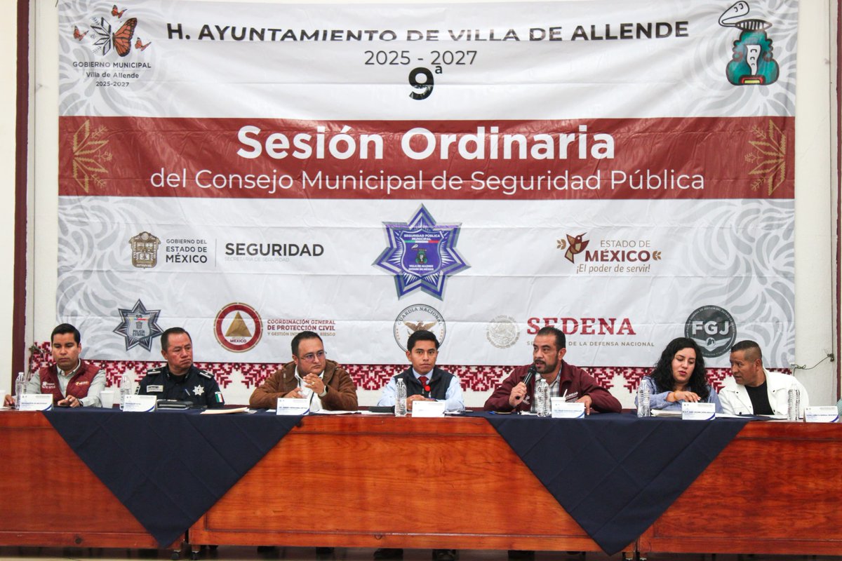 SecretariadoGEM's tweet photo. #VillaDeAllende | Se realizó la 9° Sesión del Consejo Municipal de Seguridad Pública, donde autoridades de los tres órdenes de gobierno dieron seguimiento a las acciones para fortalecer la seguridad. Se entregaron constancias, armamento y equipo de cómputo a la Policía Municipal. https://t.co/0HWQuaOUtt
