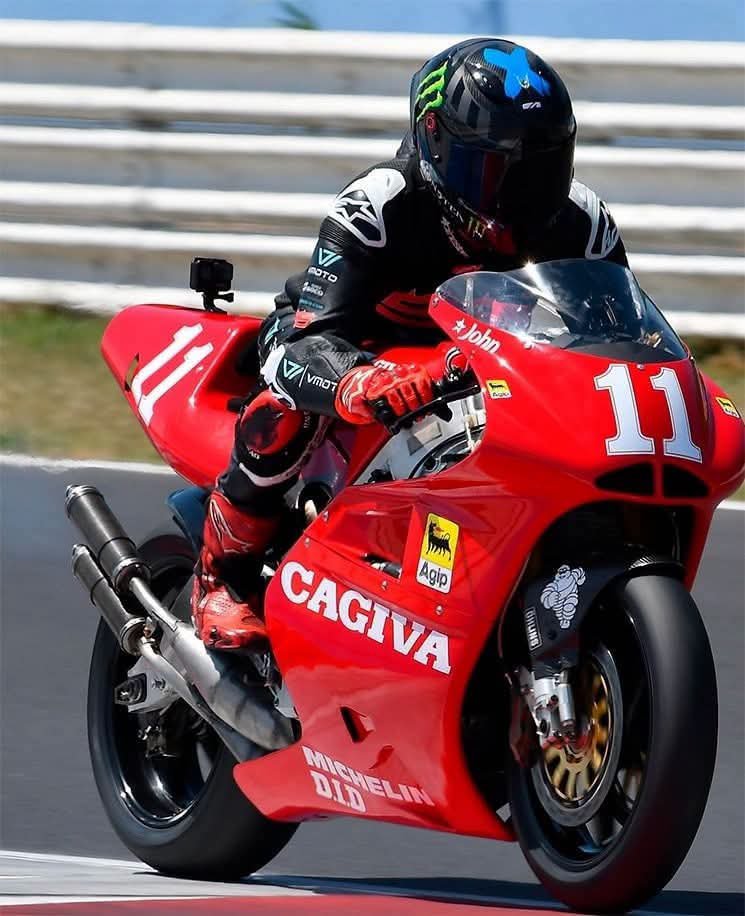 FranckyHawk29's tweet photo. 🚨MY TWO CENTS | Non si può avere tutto.

Mi è passata questa foto in galleria ed ho pensato "la moto più bella di sempre con in sella il Pilota più bello stilisticamente di sempre".
Cosa sarebbe stato un Pilota come Lorenzo, con la sua guida pulita e precisa e la sua abnegazione e puntigliosità alla preparazione fisica, su una 500!?

Probabilmente sarebbe stato uno dei pochi piloti capaci di valorizzarla davvero. 
Lorenzo non era un funambolo che improvvisava. Era un pilota che costruiva la velocità con metodo. 
La sua guida era fatta di traiettorie perfette, percorrenza elevatissima e un controllo del gas quasi scientifico.
Le 500 due tempi, invece, chiedevano il contrario: accettare che la moto si muovesse, che il posteriore scivolasse, che ogni apertura del gas fosse una trattativa con oltre 180 cavalli esplosivi.
Ed è proprio qui che il fascino aumenta.
Lorenzo avrebbe trasformato quella moto? 
O sarebbe stata la Cagiva a trasformare Lorenzo?
La sensazione è che, dopo un inevitabile periodo di adattamento, sarebbe nato un equilibrio straordinario. 
La sua ossessione per la preparazione fisica, il lavoro certosino sul setup e la capacità di ripetere ogni giro con precisione quasi matematica avrebbero potuto esaltare una moto difficile ma tecnicamente raffinatissima.
Non lo sapremo mai. 

Ma una cosa è certa: vedere il pilota più elegante della MotoGP moderna in sella alla 500 più affascinante mai costruita sarebbe stata una delle immagini più iconiche della storia del motociclismo.
#MotoGP