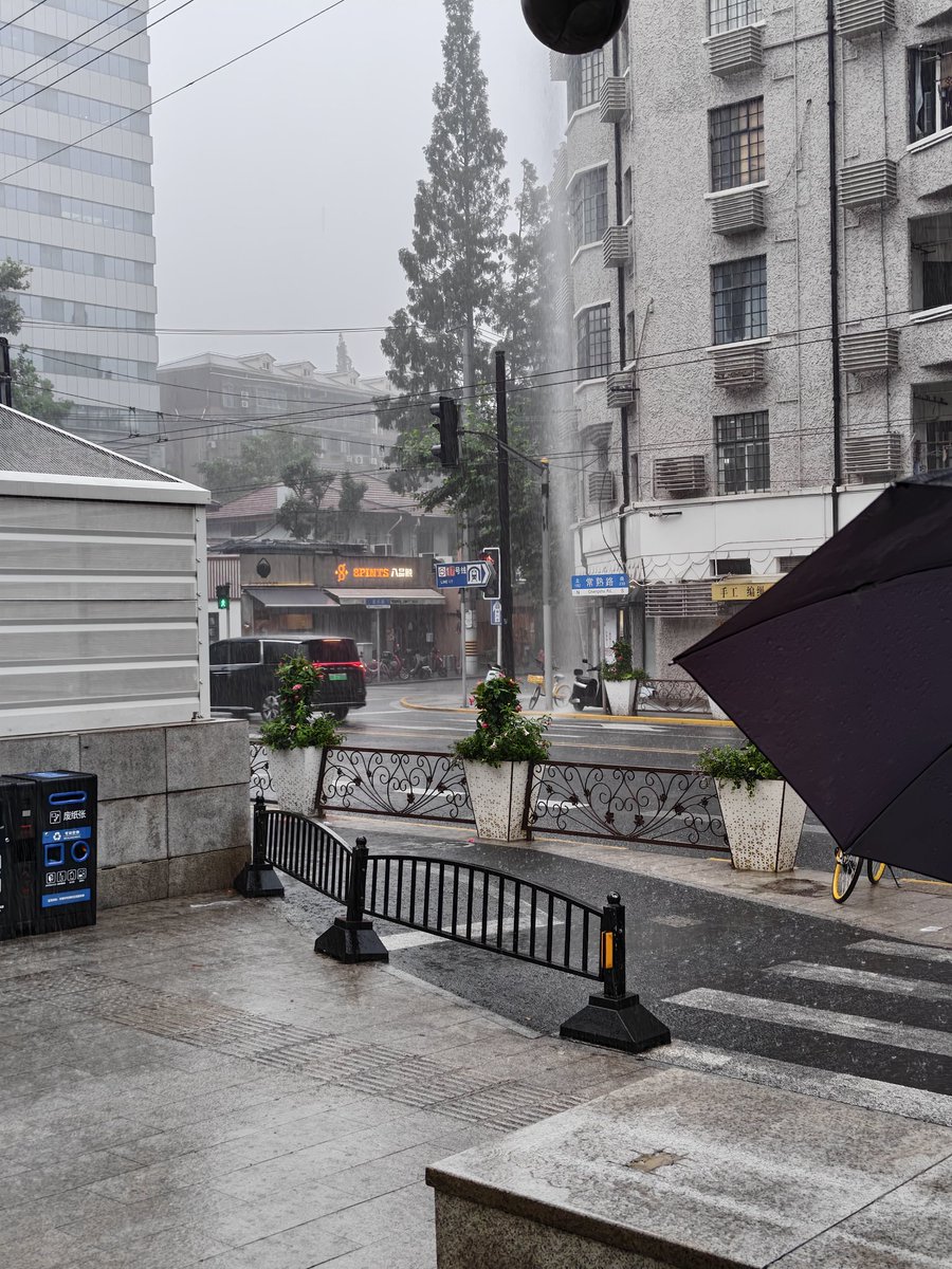 xiaoduishui's tweet photo. 为什么一直下雨 https://t.co/vN2hQZyqsi