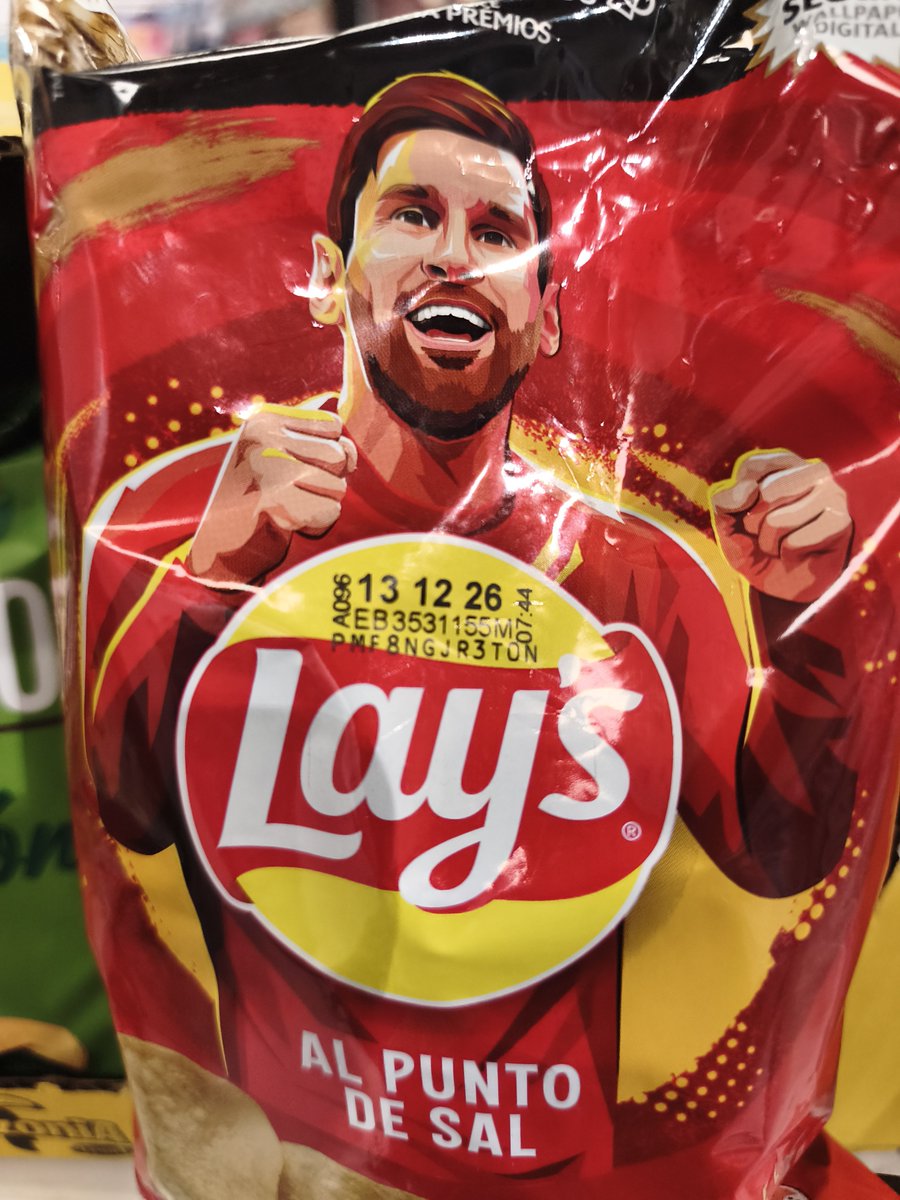 ECompetitiva's tweet photo. Ayer vi la bolsa de patatas Lays, y no sé qué pensar. Messi con la equipación de España. O una cosa, o la otra. https://t.co/EwiBZWTtxC