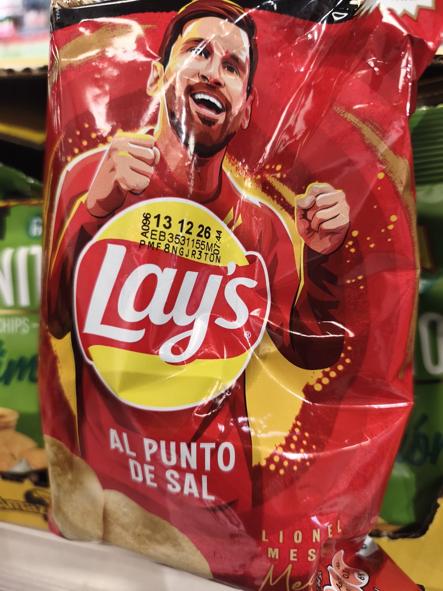 ECompetitiva's tweet photo. Ayer vi la bolsa de patatas Lays, y no sé qué pensar. Messi con la equipación de España. O una cosa, o la otra. https://t.co/EwiBZWTtxC