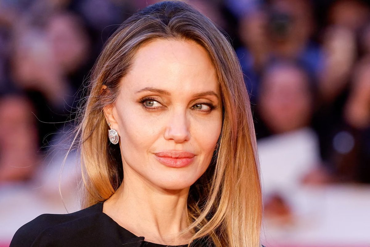 vsskyk's tweet photo. #AngelinaJolie is entering a new chapter of her life. ✨

After more than 25 years in #LosAngeles, the actress is reportedly ready to leave the city she called home for decades.

Now that her youngest children, #Knox and #Vivienne, are adults, Angelina finally has the freedom to follow a dream she has talked about for years — living a more global life and spending more time abroad. 🌍

A new era for one of #Hollywood’s biggest stars? 🖤