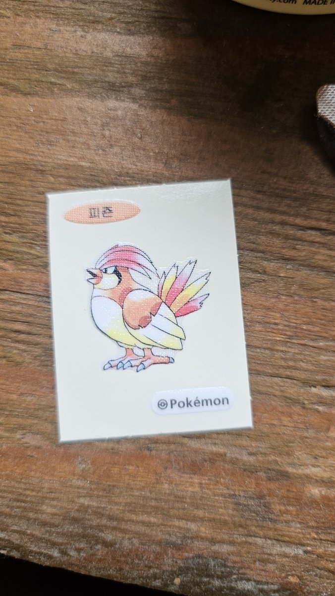 umpakaumpaka's tweet photo. もっとポケモンパン買ってきた良かった…
昔のキャラデザインのシールとか  
欲しすぎるじゃん https://t.co/sJNIl2mrJE