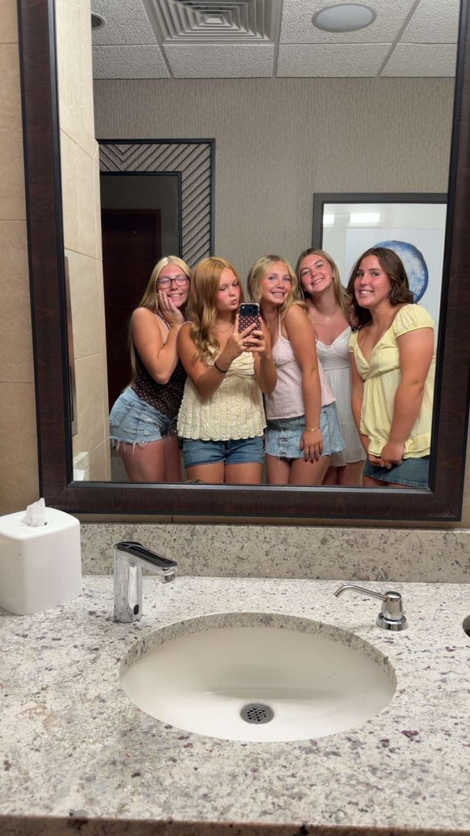 HaileyCalkins6's tweet photo. Softball isn’t just about the sport. Got to spend some time in Nashville with my best friends before nationals. These girls have shaped me into the athlete and person I am today. Love them all endlessly and can’t wait to celebrate our last game together! @2030Lightning https://t.co/eEpLojlr8J