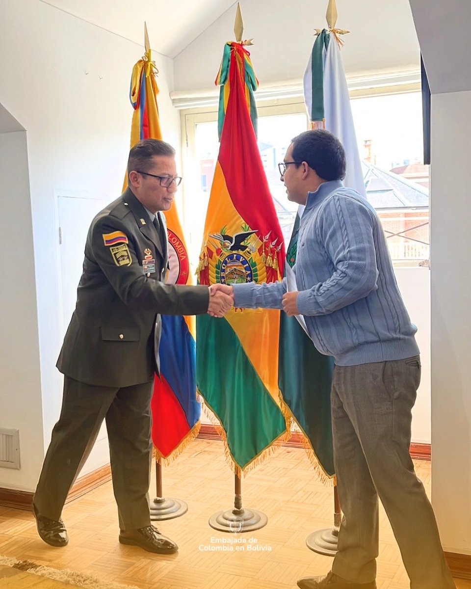 EColombiaBol's tweet photo. Recibimos al nuevo Agregado de Policía, Coronel Dave Anderson Figueroa Castellanos, y al Secretario de Agregado de Policía, Comisarió William Manuel Ramírez, quienes asumen sus funciones para continuar fortaleciendo la cooperación bilateral entre Colombia y Bolivia. 🇨🇴🇧🇴 https://t.co/LGtnzl9Lrr