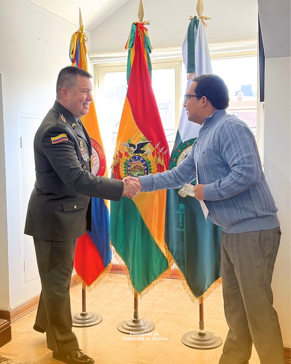 EColombiaBol's tweet photo. Recibimos al nuevo Agregado de Policía, Coronel Dave Anderson Figueroa Castellanos, y al Secretario de Agregado de Policía, Comisarió William Manuel Ramírez, quienes asumen sus funciones para continuar fortaleciendo la cooperación bilateral entre Colombia y Bolivia. 🇨🇴🇧🇴 https://t.co/LGtnzl9Lrr
