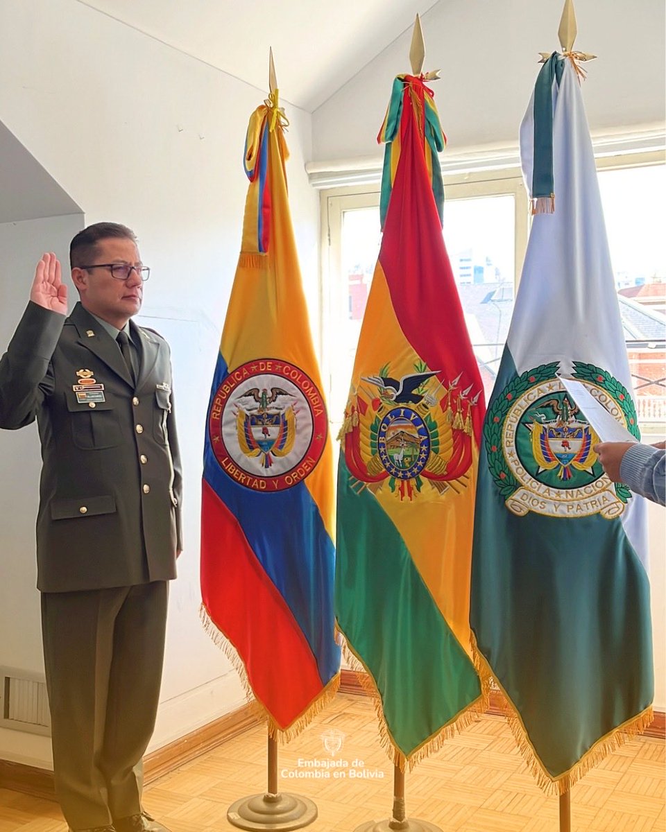 EColombiaBol's tweet photo. Recibimos al nuevo Agregado de Policía, Coronel Dave Anderson Figueroa Castellanos, y al Secretario de Agregado de Policía, Comisarió William Manuel Ramírez, quienes asumen sus funciones para continuar fortaleciendo la cooperación bilateral entre Colombia y Bolivia. 🇨🇴🇧🇴 https://t.co/LGtnzl9Lrr