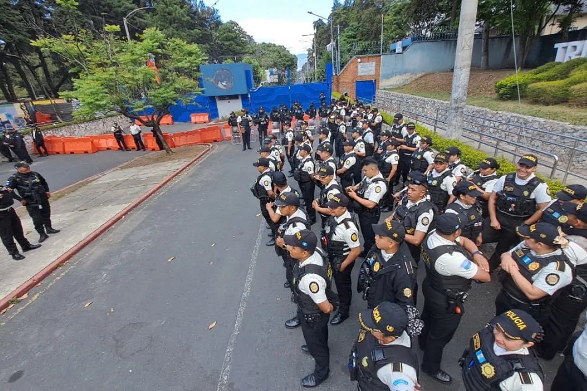 elakademicista's tweet photo. Hoy en tuits que envejecieron mal, Tío Barnie condenaba que la policía y la fuerza de choque de Mazariegos estuvieran coludidos, pero hoy en día SU POLICÍA y las fuerzas de choque del usurpador NUEVAMENTE ESTÁN COLUDIDOS ¿y entonces @BArevalodeLeon? https://t.co/xyjY8Cbb5i