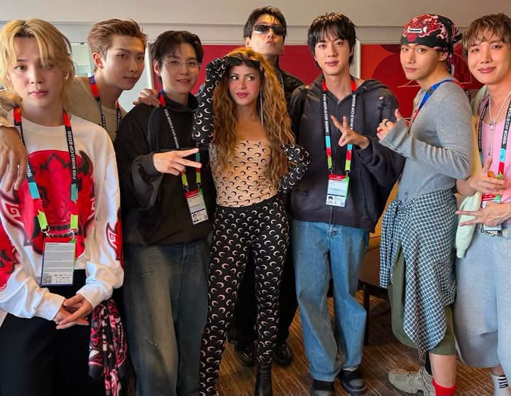 MagnoliaCf's tweet photo. Namjoon publicó una selfie OT7 con Shakira @bts.bighitofficial @shakira @fifa 2026
Copa Mundial de la FIFA 2026™
11 jun 2026 –DOMINGO 19 jul 2026 🇪🇸ganó 1 -0 argentina 🇦🇷 https://t.co/IeyERVARVP