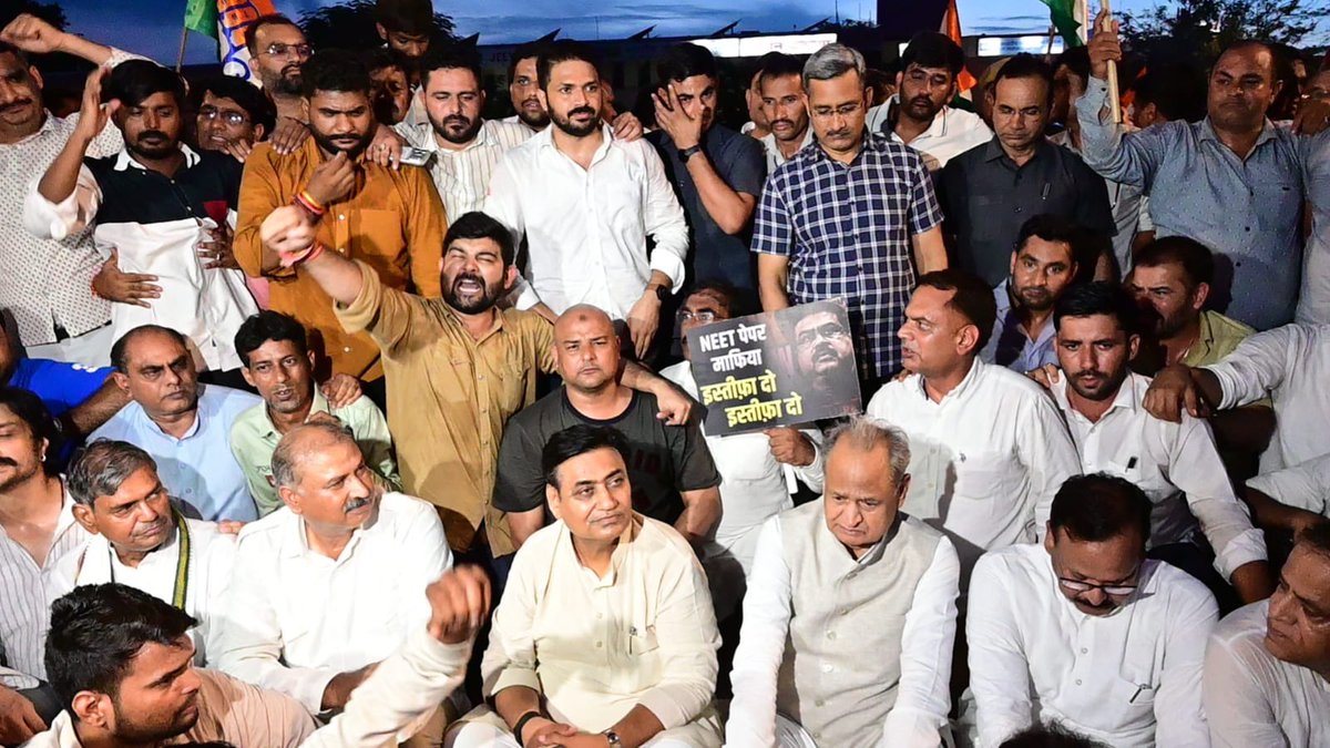 GovindDotasra's tweet photo. जब एक पीढ़ी को न्याय नहीं मिलता, तब इतिहास बदलाव लिखता है।

पेपर लीक और छात्रों पर हुए बर्बर लाठीचार्ज के विरोध में आज जयपुर के अंबेडकर सर्किल पर शांतिपूर्ण धरने प्रदर्शन करने पर पुलिस ने हिरासत में ले लिया। पूर्व मुख्यमंत्री अशोक गहलोत जी और सैकड़ों कांग्रेस कार्यकर्ताओं के साथ विद्याधर नगर पुलिस थाने में नजरबंद रखा गया।

क्या अब युवाओं के भविष्य की बात करना भी अपराध है?

लाठी और हिरासत से न युवाओं की आवाज़ दबेगी, न पेपर लीक के खिलाफ़ संघर्ष रुकेगा। @RahulGandhi जी के नेतृत्व में धर्मेंद्र प्रधान के इस्तीफ़े और निष्पक्ष परीक्षा व्यवस्था की लड़ाई हर हाल में जारी रहेगी।