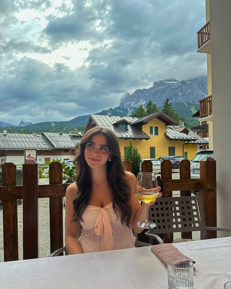 sofiacrnilovic's tweet photo. Would you go on a date w me? https://t.co/kiCBG565ym