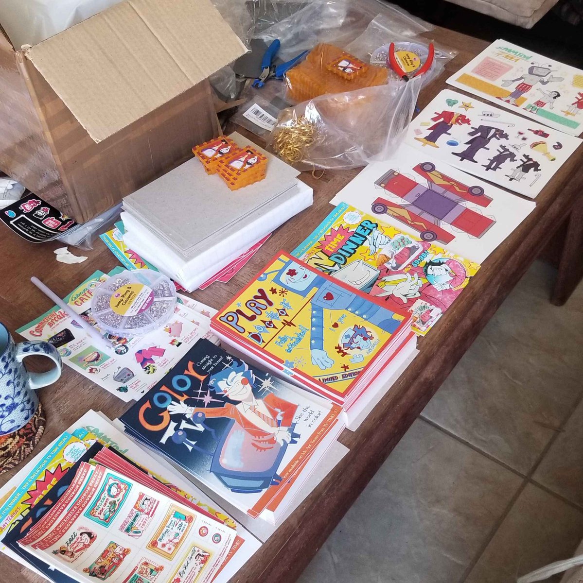 SpamtennaZine's tweet photo. 💌  SHIPPING UPDATE 📺

Our crew is currently hard at work packing items for our dear audience! We are about one third of the way done, but we ask for your patience as there are still more to be packed.

We'll make an announcement once all items have been shipped! https://t.co/p2FS9Mugwn