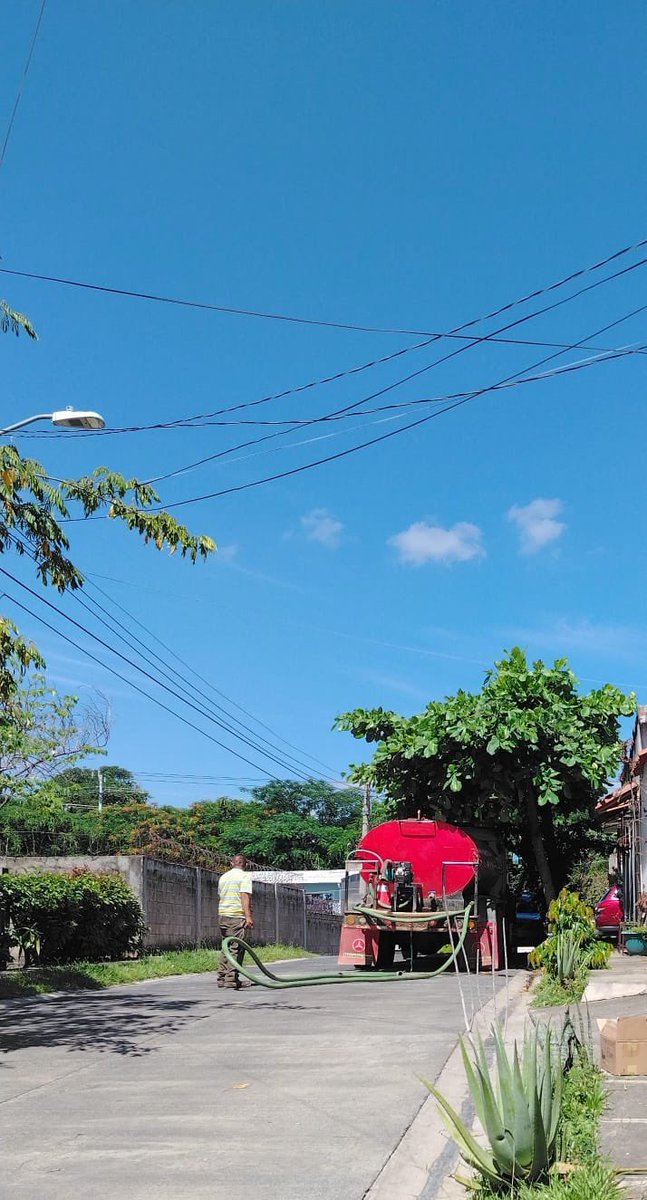 90Andysand's tweet photo. Increíble! Ahora resulta que tenemos que pagar el recibo a @ANDASV y a parte pedir una pipa para poder tener agua! Sin servicio normal de agua, pero el recibo llega puntual 🤭 Residencial Villa Real 3 @Defensoria_910 https://t.co/sgNvuJMEBD