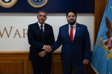 Horadelaverdad's tweet photo. El Pentágono respaldó al presidente electo Abelardo De La Espriella. 

El subsecretario de Guerra de EE. UU., Joseph M. Humire, afirmó que la relación bilateral alcanzará un nuevo nivel y destacó la visita del ministro de Defensa designado, Jorge Eduardo Mora. https://t.co/L1XYZq2IzB