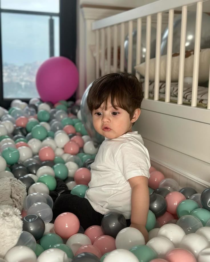 itslicetomeetya's tweet photo. a #JossGawin Au with #Guinzly 
part of #GuinzlyAsbun 

Ceritanya, abang dan adek ikut dadda dan Pops menjenguk Peepaw yang sedang dirawat dirumah sakit. 

🍼🐻  : bang, bang, tenapa walna selimut ama tasul (kasur) lumah sakit walnana putih? 
🍼🐧  : Emang adek mauna walna apa? 
🍼🐻  : tan bica, meyah, bica pulpel, bica pink, bic bulbul (blue) 
🍼🐧  : Ya ga bisa lah! 
🍼🐻  : Tenapa? 
🍼🐧  : kalo walna-walni nanti dikila Tayo 

🐻🐧  : .....