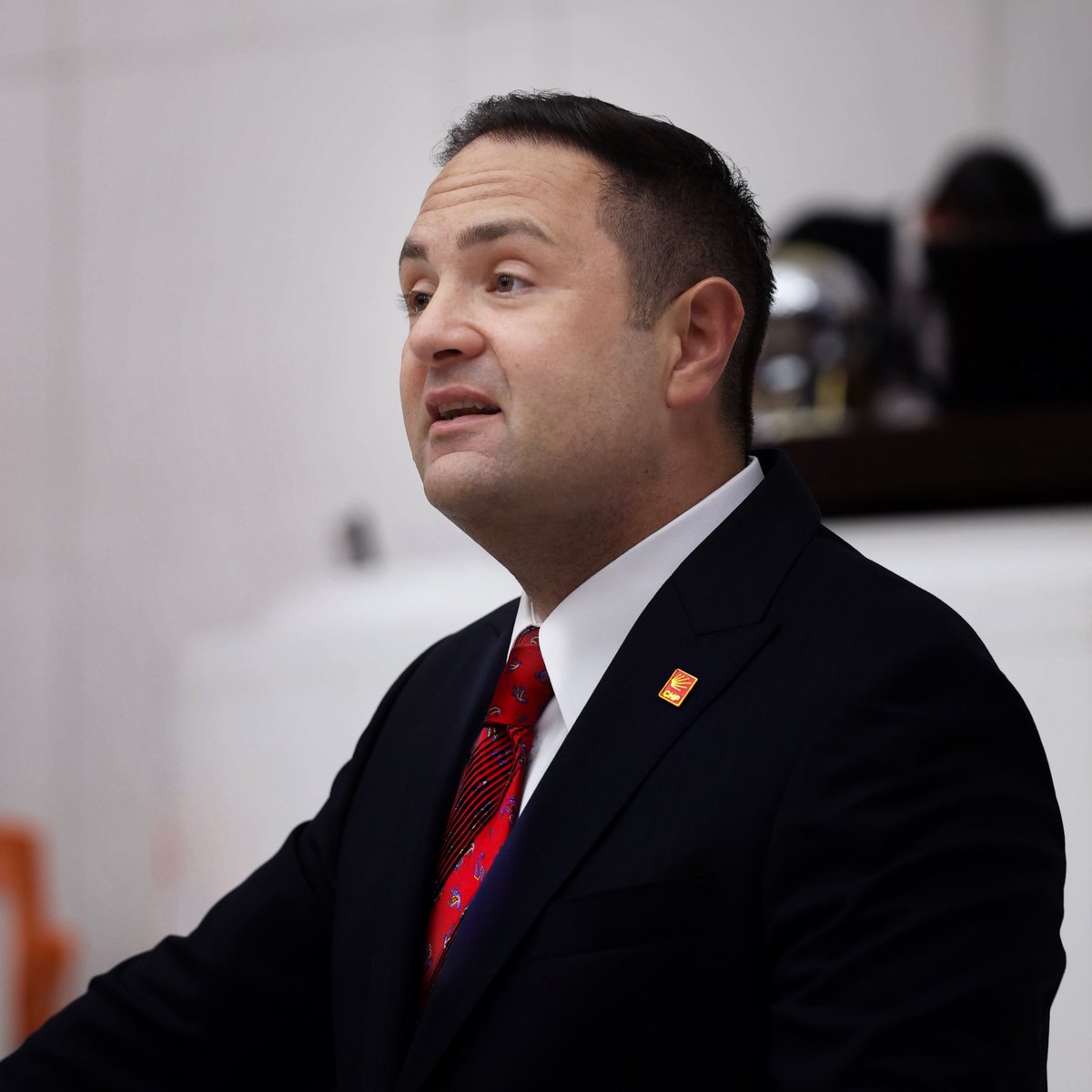 AKDOGANumut's tweet photo. CHP’den istifa edemiyorum.

Çünkü daha disiplin kurulu karar vermeden benim üyeliğimi kafalarına göre silmişlerdi. Oysa üyeliğimi askıya almaları gerekirdi. 

Gördüğüm lüzum üzerine istifa edemedim.
Gördüğüm zulüm üzerine ayrılıyorum. 

Öyle bir durum, böyle bir gariplik… https://t.co/pB49mFvrzj