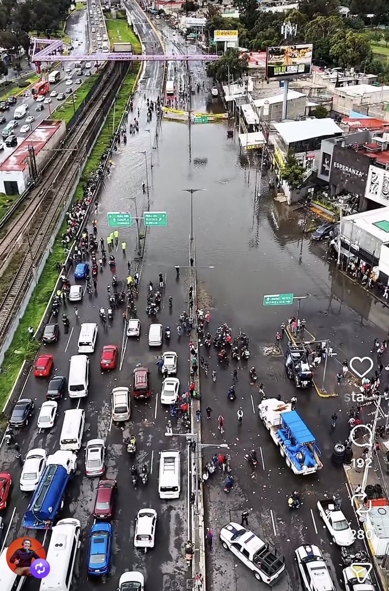 LauraBruges's tweet photo. ¿De qué ciudad hablan? ¿No les da vergüenza presumir esto cuando la ciudad colapsa con cada lluvia y a quienes viven aquí se les dificulta regresar a casa después del silbatazo final?

Aquí están las obras para la foto👇🏽 https://t.co/qBF15s11gm