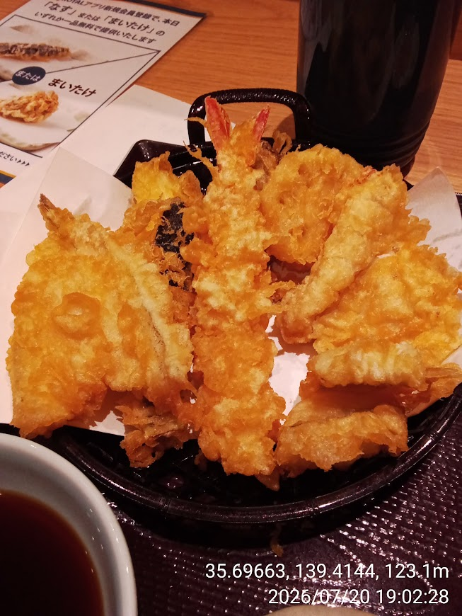 marigold______'s tweet photo. 先日の３連休は立川駅前の「てんや」で
穴子や鱚の天ぷらを食べました
丼ぶりから温かいうどんに変更しました
にしてもなんで漬物はそのまま出てくるんだ・・・ https://t.co/hR8VfxDgND