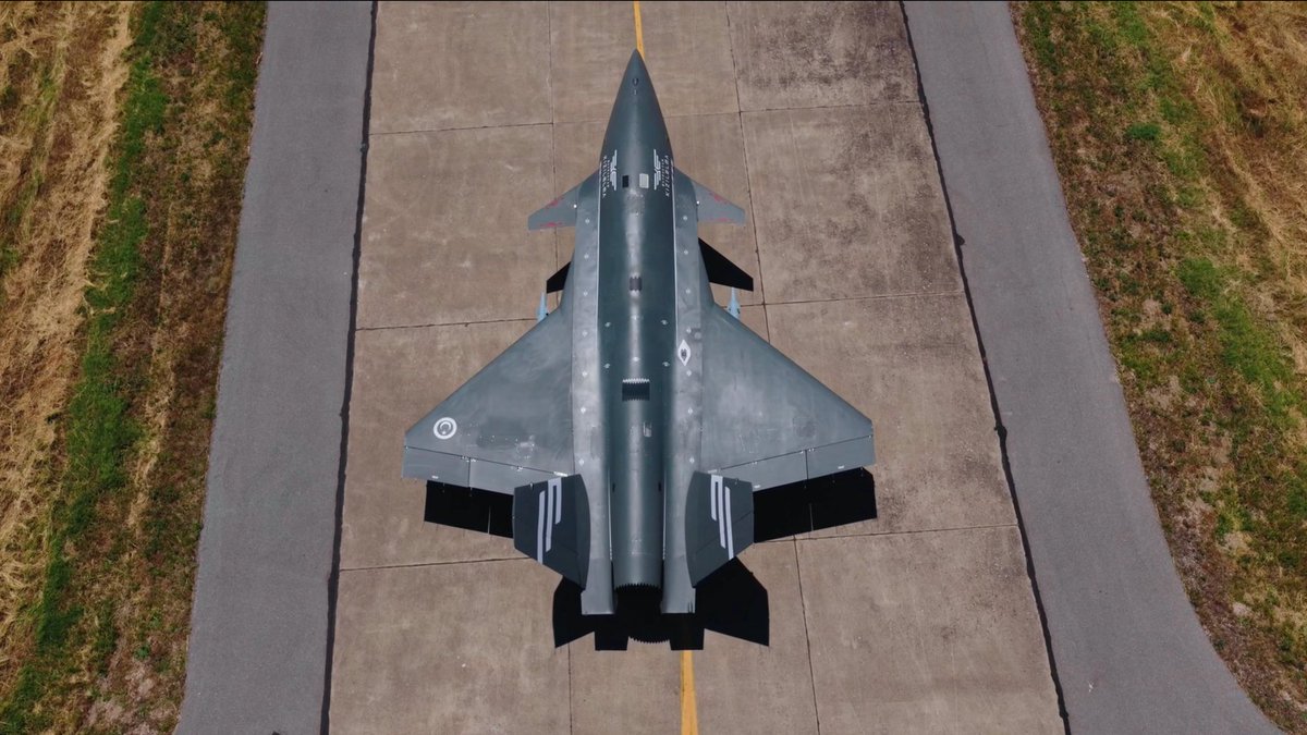 ssysfakb's tweet photo. Mayıs 2026'da Çorlu'da yapılan testte İtalyan M-346F jet uçağı iki Kızılelma İHA'sını "loyal wingman" konseptiyle yönetti. Formasyon değişikliği, pozisyon değişimi, ayrılma/birleşme manevraları icra edildi. Farnborough'da yeni detaylar paylaşıldı.

Bu, Kızılelma'nın sadece tekil platform değil, "sürü/mürettebatlı-mürettebatsız takım" (CUC-T) mimarisinin parçası olarak olgunlaştığını gösteriyor.

Leonardo bu çalışmayı doğrudan GCAP'in Collaborative Combat Aircraft (CCA) vizyonuna bağlıyor. Bu kapsamda insanlı uçağa altıya kadar İHA atanması hedefleniyor.

Bayraktar TB3'ün Avrupa'daki "Astore Levante" kimliğinden sonra, Kızılelma-Leonardo ekseni Baykar'ın Avrupa entegrasyonunun ikinci ayağı diyebiliriz.

Türkiye'nin İHA/SİHA hikâyesi artık platform satışından "ortak mimari" ortaklığına evriliyor.