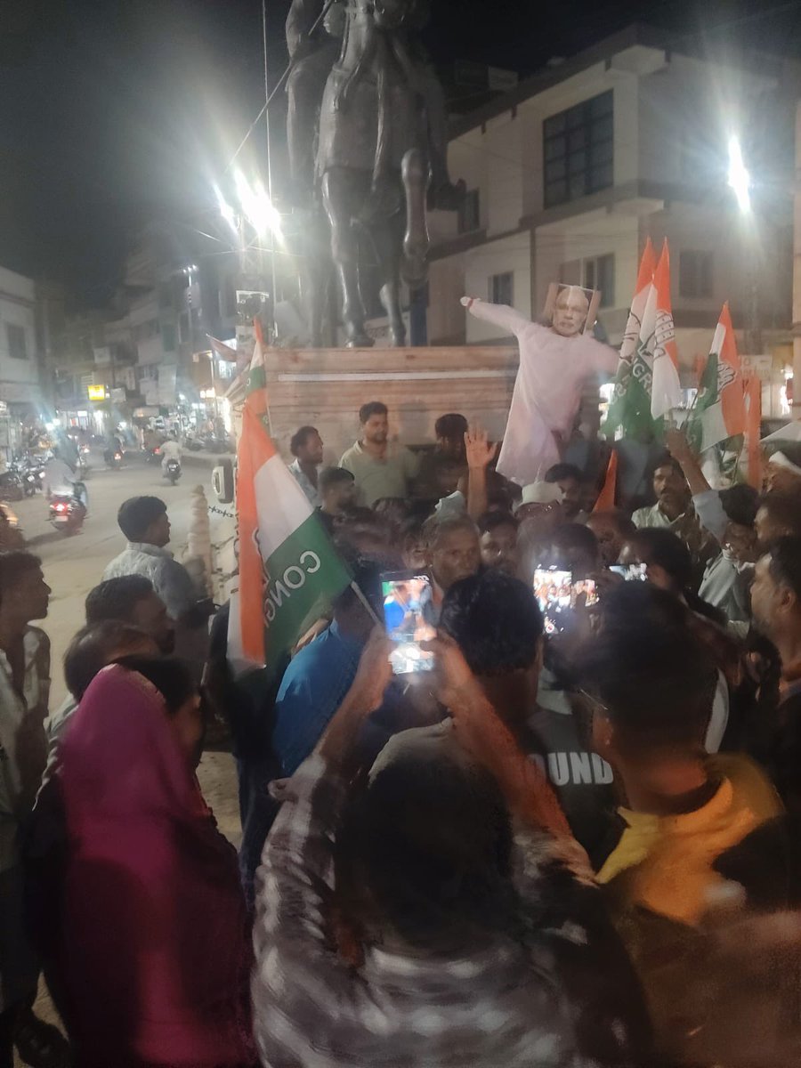 INCRajasthan's tweet photo. छात्रों के भविष्य से हो रहे खिलवाड़ को लेकर प्रदेश कांग्रेस कमेटी के निर्देशानुसार जिला कांग्रेस कमेटी बारां द्वारा प्रधानमंत्री नरेन्द्र मोदी का पुतला दहन एवं केंद्रीय शिक्षा मंत्री धर्मेंद्र प्रधान के इस्तीफा की मांग को लेकर विरोध-प्रदर्शन कर पुतला दहन किया गया।

📍बारां https://t.co/3rZQWHTEUu