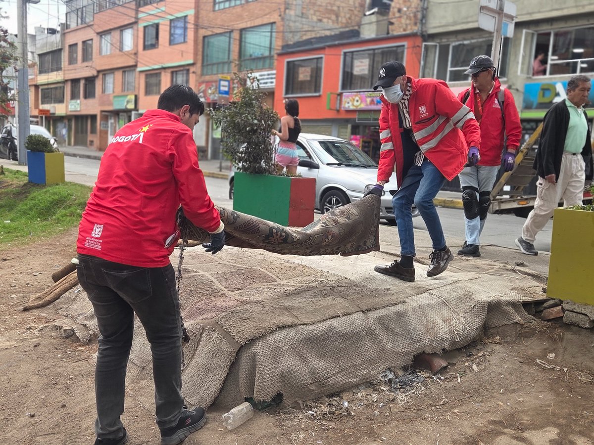 alcaldiausaquen's tweet photo. ✅Jornada de recuperación espacio público: calle 186 cra 9 y calle 156 cra 7
- Recuperamos 425m² de espacio público
- 5 toneladas recolectadas
- 17m³ de residuos
- Desmonte de 3 estructuras no convencionales

@Uaesp @AguasBogota @SeguridadBOG @GobiernoBTA #OperaciónEspacioPúblico https://t.co/W1UxbIXnRB