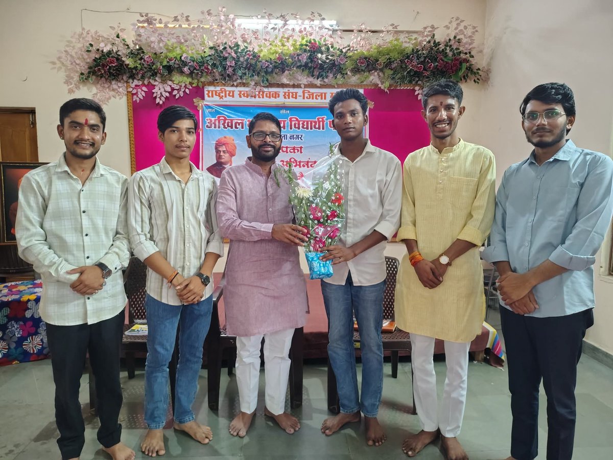 72jitendraYadav's tweet photo. आज अभाविप मंडला जिले की जिला समिति एवं मंडला नगर की नगर कार्यकारिणी बैठक संपन्न हुई जिसमें मुख्य र���प से प्रांत संगठन मंत्री श्री मनोज यादव जी उपस्थित रहे एवं नवीन विद्यार्थी विस्तारक शिवा वरकडे जी शुभकामनाएं प्रेषित की।
.
.
.
.#abvp https://t.co/d85dioVEaN
